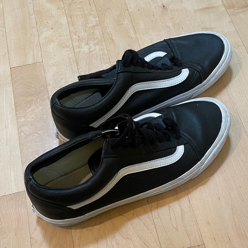 Vans Men's Black and White Low-Top Sneakers